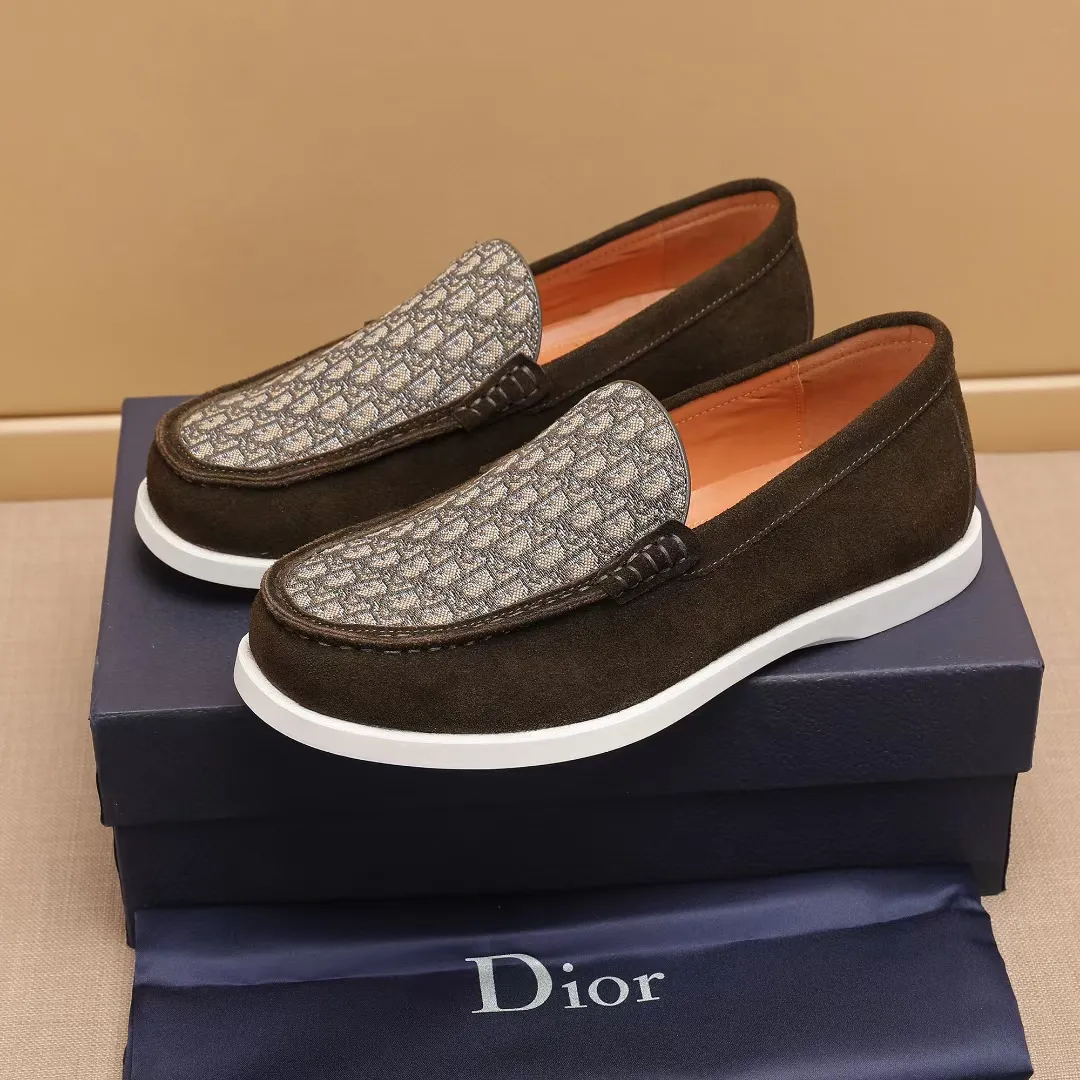 Men's Men's Shoes 💰400 [New Style] 🏍️🏍️Dior - This Dior Granville loafer is a casual dress shoe. Crafted from luxuriously soft beige suede, it features a beige Oblique print panel on the upper. The lightweight cream-white rubber sole is more sophisticated. The Dior Oblique pattern is engraved on the outsole to enhance the style, and the Dior logo is engraved on the back side. Adds elegance to any casual look.